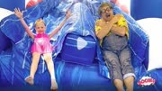 益智小剧场：小萝莉和顽皮爷爷的故事，玩有趣刺激的蹦床水上乐园