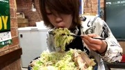 日本大胃王耳机哥,吃斤猪肉豆芽拉面,大口大口吃的真爽