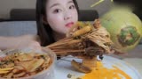 中国新疆美女吃播,吃冷锅串串,红油冒粉,新鲜椰子