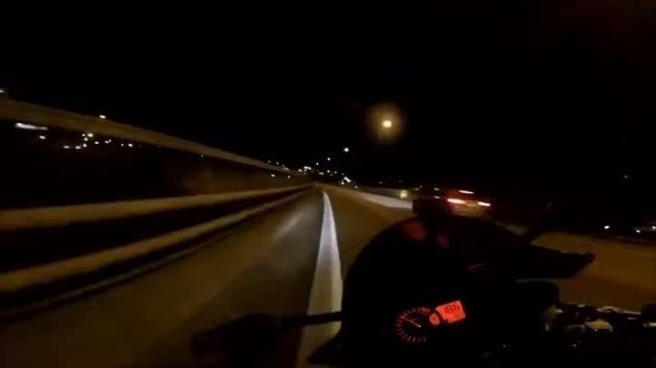 摩托车飙到200迈,第一视角穿过隧道