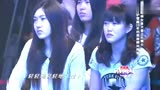 妈妈咪呀：女子台上唱歌，台下观众有的都听呆了！