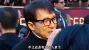 成龙也老了曾徒手爬飞机,如今65岁被小武僧飞踹吓成表情包娱乐高清正版视频在线观看–爱奇艺