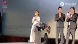 《中国医生》主演冯文娟泪洒首映礼现场，钟南山用拥抱鼓励她