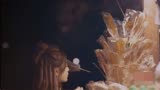 ＃恋恋剧中人 夜游西湖，小鬼对小摊上的玩具剑情有独钟，这就是相信光的年纪吧！＃小鬼夜游西湖买剑