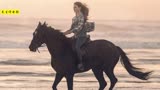 17岁女孩与马之间的信守承诺，是深厚情感的纽带，电影《黑神驹》