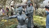《满江红》后劲可真大，杭州西湖岳王庙游客怒打秦桧雕像