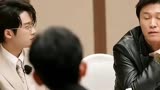 《狂飙》唐小虎扮演者孙岩在综艺《我们的客栈》里介绍，当初拍高启强在鱼档里卖鱼那场戏，张颂文给街坊鱼的时候，顺手搭了几根葱，搭完葱张颂文就到鱼池里洗了下手