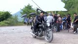 无间花絮：靳东片场展示骑摩托技术，再现胡八一风范