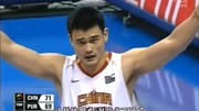 中国男篮史上最惨烈比赛，姚明大致均被罚下场，易建联硬抗比赛！
