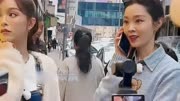 宋轶和文咏珊香港街头录制节目，两人站在街头好养眼