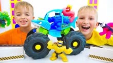 萌娃趣味故事：尼基和弗莱德在玩汽车玩具和小人偶玩具！