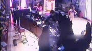实拍一包厢实拍私房遭调换狂砸ktv_不满美女v包厢看照视频乌克兰男子图片