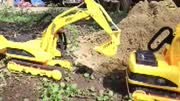 儿童玩具!挖土机与排队大卡车装车表演