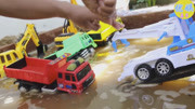 挖掘机水里挖沙子 货车遇车祸儿童工程车玩具