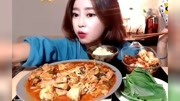 韩国美女大胃王吃我国,麻辣烫和鸡肉拉面,满脸享受好吃