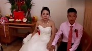 广西桂平蒙圩镇农村婚礼,新娘新郎拜过堂,两人就坐下休息了