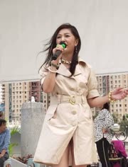 街头艺人大美女演唱视频美女最新喂奶图片