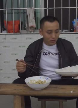 米饭哥用1碗蒜凉拌,配上1盘米饭,鸡都抢著吃