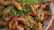 油焖大虾做法容易又好吃，看完视频你也可以做美味的油焖大虾。