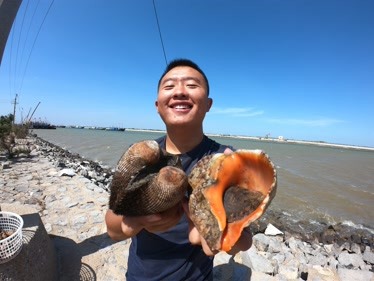 二蛋赶海捡到海螺王和蛤蜊王一手一个足有一斤重给二蛋乐飘了