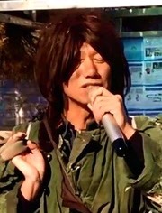 流浪乞丐歌手又来了这嗓音不输明星啊网友是个实力派