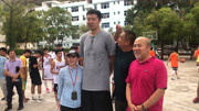 广西山水好风光 吸引来了篮球明星王治郅 给马山学子传授篮球技能