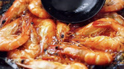 大厨教你“油焖大虾”正宗做法，讲究鲜香甜咸，美味补钙不用吐壳
