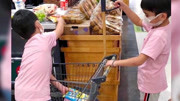 陈若仪带双胞胎儿子逛超市，Jenson和Kyson帮妈妈提购物袋超懂事