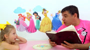 斯泰西宝贝：爸爸正在给小萝莉，讲迪士尼公主的故事！