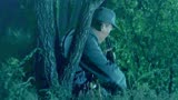 猎手：鬼子夜间行动，小伙蹲树旁观察情况，小心！