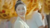 小娘惹：天仙美人被街市繁华景象迷住，真没见过世面啊