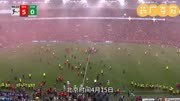太震撼！勒沃库森120年首夺德甲冠军，全场球迷冲入场内疯狂庆祝