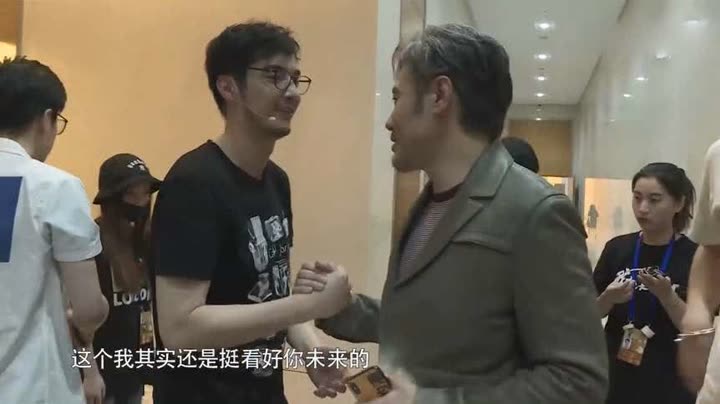 09-26 举报 删除 吴秀波暖心准备月饼送全场,后台偶遇金世佳