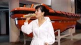 小红和友人合唱《两忘烟水里》，82版《天龙八部》主题曲