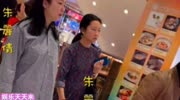 刘德华妻子朱丽倩和女儿逛菜市场，身边保镖跟随，女儿近照曝光