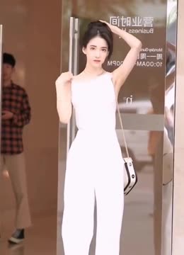 小姐姐的颜值直接秒杀众多女明星,一身白色衣服显得太