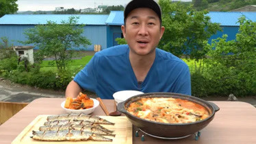 韩国农村大叔的一顿饭:油煎秋刀鱼,搭配蘑菇豆腐汤,吃得美滋滋-生活
