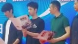 王一博禁毒宣传剧《冰与火》上线，王一博致辞演讲言语霸气侧露，资源顶流啊