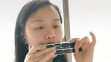 女孩用口琴演奏西游记主题曲《云宫迅音》