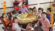 11个孙子放暑假了，大叔做油焖大虾给孩子们尝鲜，吃完舔手指