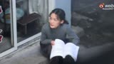 【李沁】《人生路遥》刘巧珍，认真的工作看剧本，特别努力的李演员！