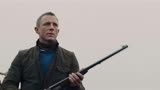 007：老管家教邦德玩枪，邦德瞧不起他，举起猎枪就开始秀枪法