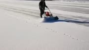 螺旋式小型扫雪机手推汽油抛雪机打理路面积雪