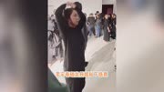 李宇春晒龙丹妮跳舞视频，动作僵硬像作法，破6百万观看力压顶流
