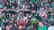 「CBA」辽宁队球迷闹事，被警察抬出赛场