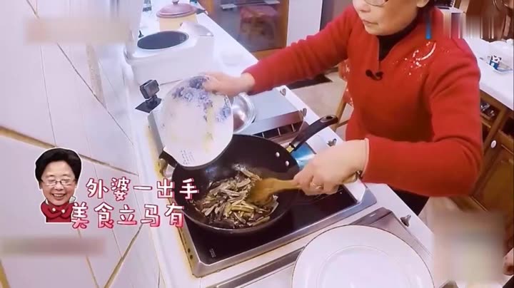 简介: 除魔真君钟馗因脾性耿直,遭天庭贬谪,落入凡间,记忆全失。在找寻身份的过程中,阴差阳错地与杨仁执、凌兮等人结为莫逆之交。一行人斩妖除魔,锄强扶弱,守护世间。虽然法力全失,但保有善良与正义的钟馗却依旧凭借自己的聪明与变通,屡屡 化险为夷。在此过程中,众人逐渐被裹进一个惊天阴谋之中。阴谋的始作俑者,竟是钟馗好兄弟杨仁执的伯父、人间第一仙师杨司伯,杨司伯为了一己之欲,造成人间动荡。为此,挚友们也踏上不同道路、反目成仇。在经历种种考验后,钟馗终于再次获得 位列仙班的资格。然而,本可抽身而去的他,却为了世间永
