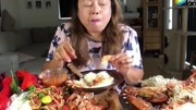 大胃王大姐,吃海鲜大餐,这虾好大一只呀