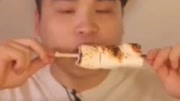 韩国吃播豪放哥吃烤焦棉花糖,软软糯糯的真好吃,液体棉花糖