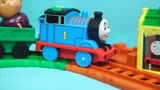 托马斯和朋友们的小火车玩具，小猪佩奇坐在小火车上面好刺激哦！