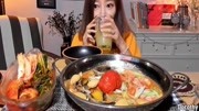 韩国美女吃播吃海鲜杂烩锅,大口吃的真香,吃相诱人